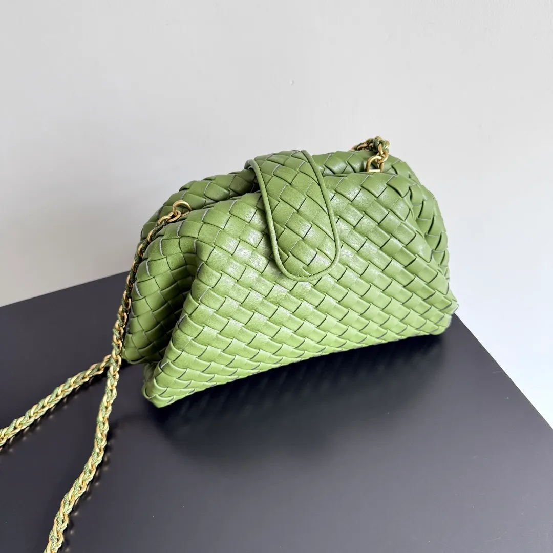 Batch 1880 BOTTEGA VENETA LAUREN 1980 small clutch bag is new! The small size that many people squat on is finally here. The self-adjustable zipper is a highlight of this bag. After being removed, it can be used as a handbag for important occasions. One bag unlocks two carrying methods at the same time. It is practical and has a unique sense of structure and beautiful lines. It is more elegant than a small cloud. It is a tribute to the classics and the pursuit of modernity. Style number: 804038 Size: 27*15*8cm